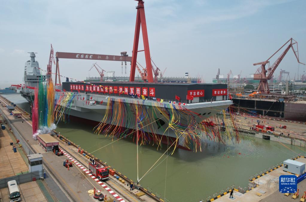我国第三艘航空母舰下水命名.jpg