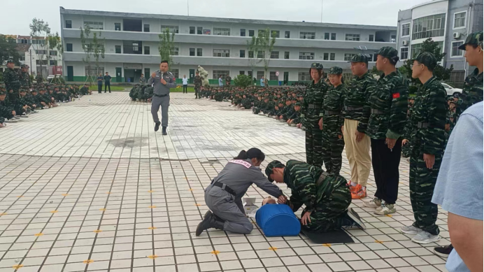 红十字应急救护培训走进顺河中学高一新生军训课堂120.png