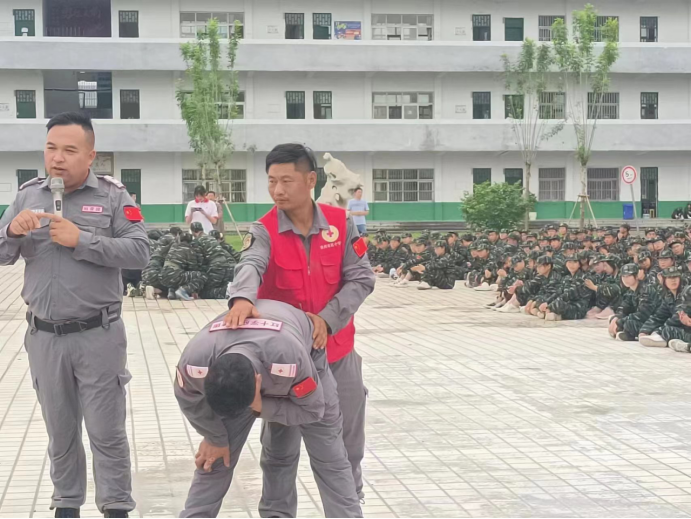 红十字应急救护培训走进顺河中学高一新生军训课堂122.png