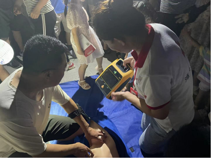 赞！这群人摆“地摊”，不售货只授技！---2022.8.1(1)503.png