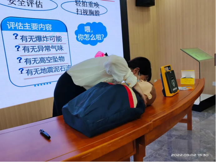 沛县组织开展卫生应急自救互救暨AED机规范操作培训336.png