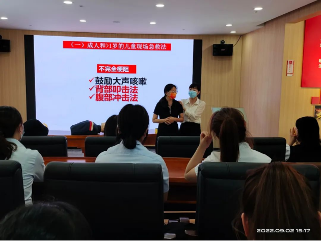 沛县组织开展卫生应急自救互救暨AED机规范操作培训759.png
