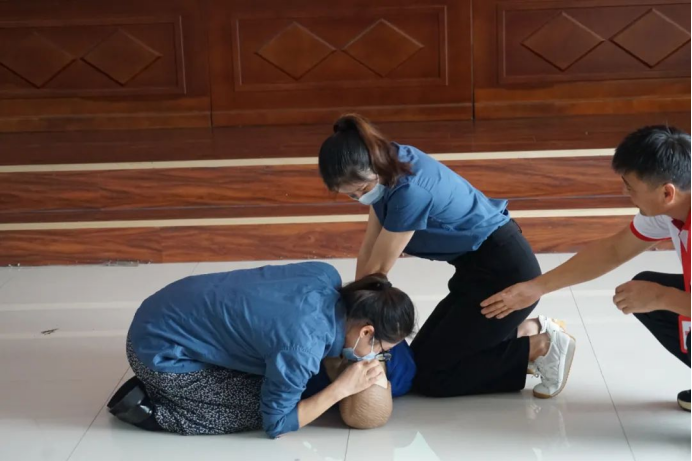 技能在手 “救”在身边——沛县公交开展应急救护技能培训420.png