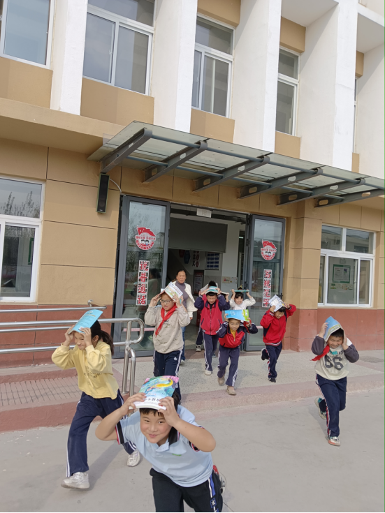 闫窝小学防震疏散演练878.png