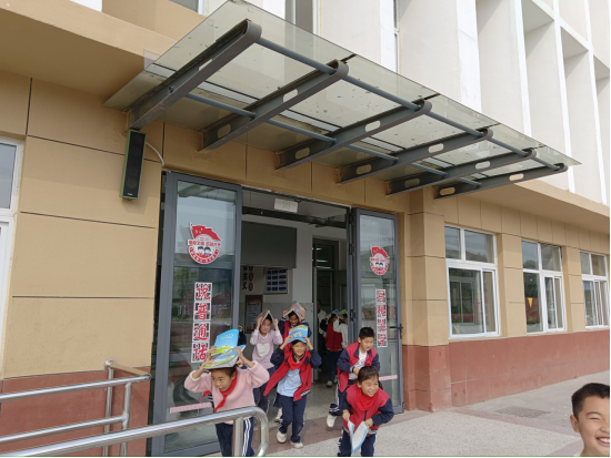 闫窝小学防震疏散演练879.png