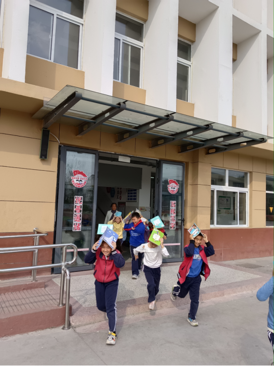 闫窝小学防震疏散演练882.png