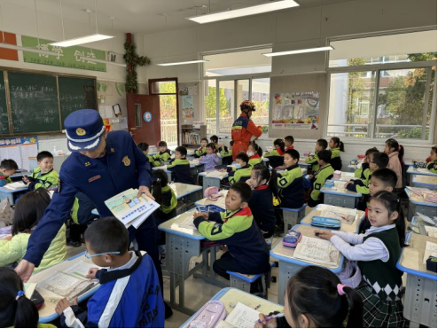 安全守护 “救”在身边——徐州市人才家园小学消防培训红十字主题活动315.png
