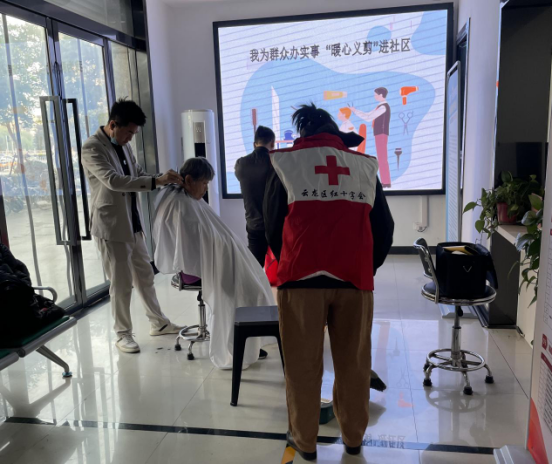 云龙区汉风街道红十字会：我为群众办实事，暖心义剪进社区225.png
