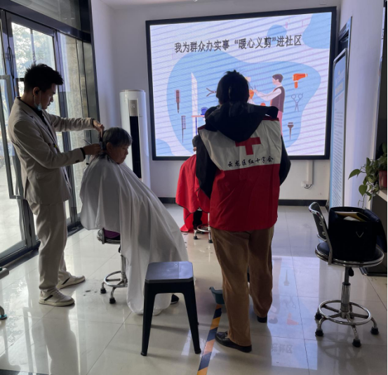 云龙区汉风街道红十字会：我为群众办实事，暖心义剪进社区226.png