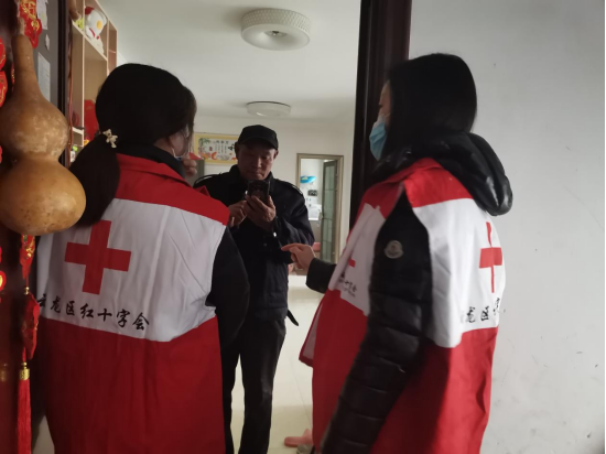云龙区汉风街道红十字会开展空巢老人敲门行动472.png