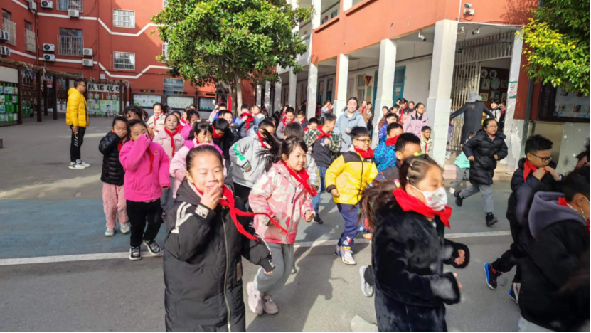 新小·安全“火”速行动 防患未“燃”——铜山新区实小红十字会开展火灾疏散消防演练活动530.png