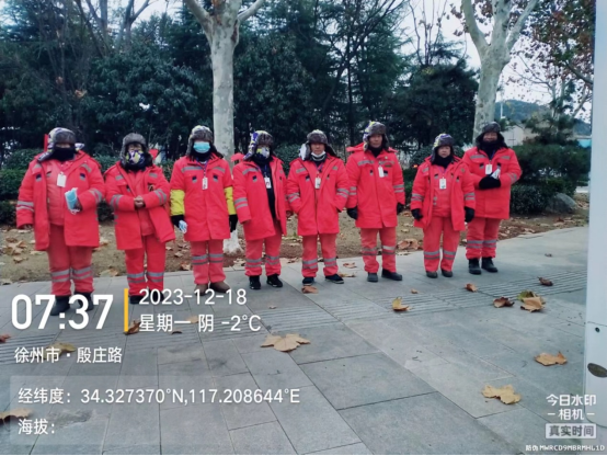 戴雷锋帽，感爱心人569.png
