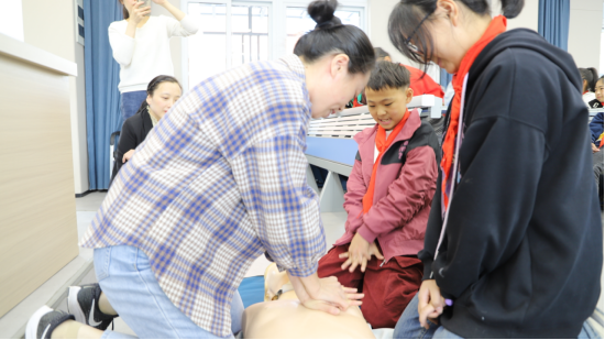 【医校携手，急救赋能】棠张镇实验小学红十字会联合徐州儿童医院开展健康讲座707.png