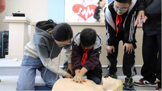 【医校携手，急救赋能】棠张镇实验小学红十字会联合徐州儿童医院开展健康讲座711.png